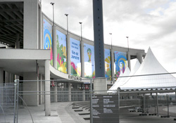 Estádio do Maracanã decorado com painéis para Copa 2014