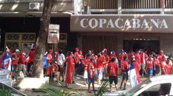 Grupo de torcedores Chilenos antes de embarcar para o jogo na porta de um hotel