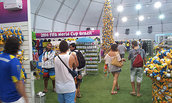 Torcedores de várias nacionalidades na loja da Fifa em Copacabana