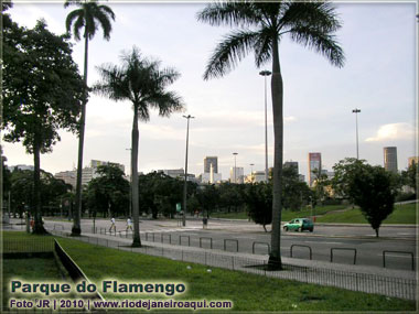 Belos parques e jardins circundas as pistas de alta velocidade do aterro do Flamengo
