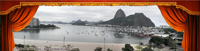Praia de Botafogo tendo ao fundo o Pão de Açucar emoldurada por cortina de teatro