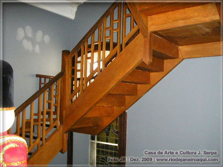 Escada em madeira que liga o ultimo pavimento ou dependências no sótão