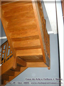 Vista do madeiramento da escadaria que liga o último andar 