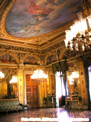 Uma das salas finamente decoradas do Palácio do Catete