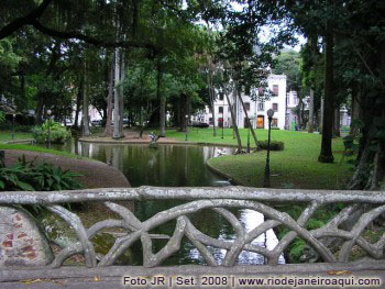 Jardins românticos do Palácio do Catete com lagos e pontes