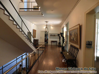 A casa museu da chácara do ceu é uma residência em estilo modernista purista cubista