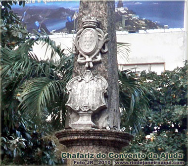 Poste central do chafariz com um brasão e adorno em formas barrocas