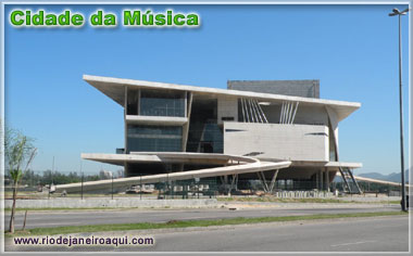 Cidade da Música vista de outro ângulo, mostrando suas linhas modernistas com elementos desconstrutivistas