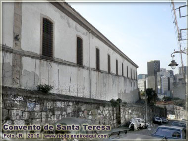 Ladeira de descida e fachada lateral do Convento de Santa Teresa