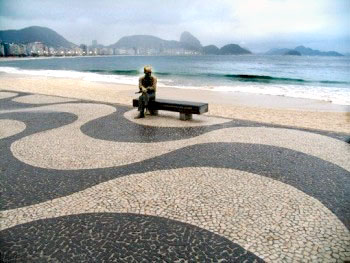 Estátua do poeta Carlos Drumond de Andrade, no calçadão da Av Atlântica