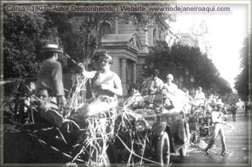 Corso no carnaval carioca de 1907 em frente à cinelândia