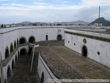Baterias de tiros da Fortaleza de Santa Cruz, construidas em pedra talhada