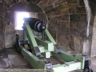 Antigo canhão em casamata da Fortaleza de Santa Cruz