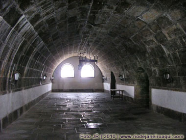 Antigo paiol de munição da Fortaleza feito com extensas paredes em pedra talhada