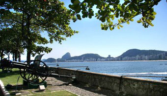 Alameda à beira mar com bela vista para Copacabana