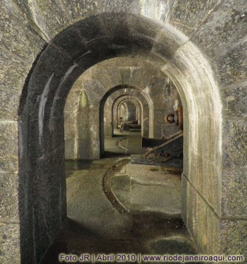 Parte interna da galeria de tiros, com abóbodas e paredes em pedra talhada