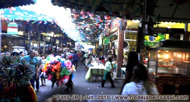 Feira Nordestina no Rio com vários restaurantes