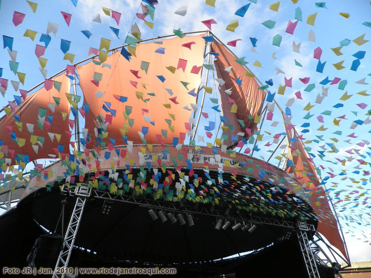 Alegoria de chapeu de couro sobre o palco da feira nordestina