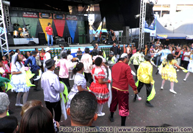 Dança de quadrilha junina na feira de São Cristóvão