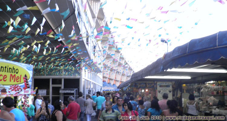 Rua de barracas na feira de São Cristovão ou centro de tradições nordestinas