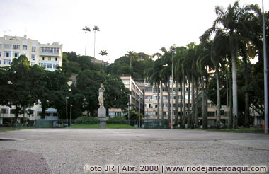 Praça Luis de Camões no Bairro da Glória - Estátua e ala de palmeiras