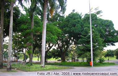 Praça Luis de Camões na Glória