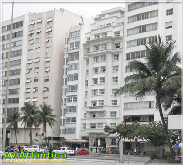 Prédios de apartamentos e hotéis ao longo da orla de Copacabana