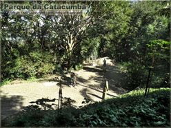 Parque da Catacumba | Caminho pavimentado com pedras cercado de árvores e plantas