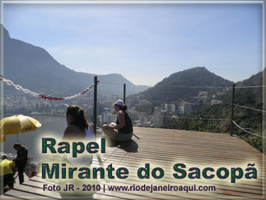 Patamar no Mirante do Sacopã, no topo do Morro dos Cabritos, em encosta alguns descem de rapel