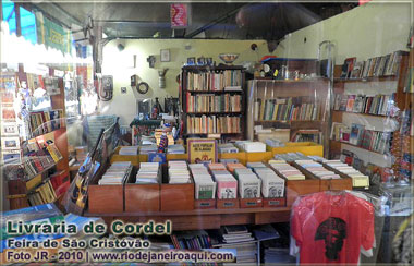 Interior de uma livraria de cordel