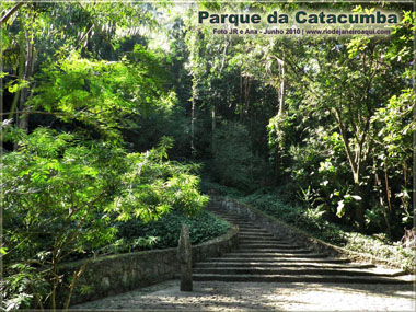 Caminho e escada de pedras entre arvóres e plantas | Parque da Catacumba