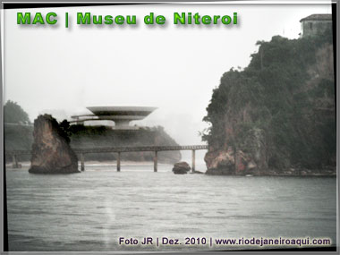 MAC de Niteroi visto do mar junto à Ilha da Boa Viagem