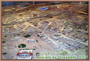 Ampla vista da enorme maquete de Jerusalém
