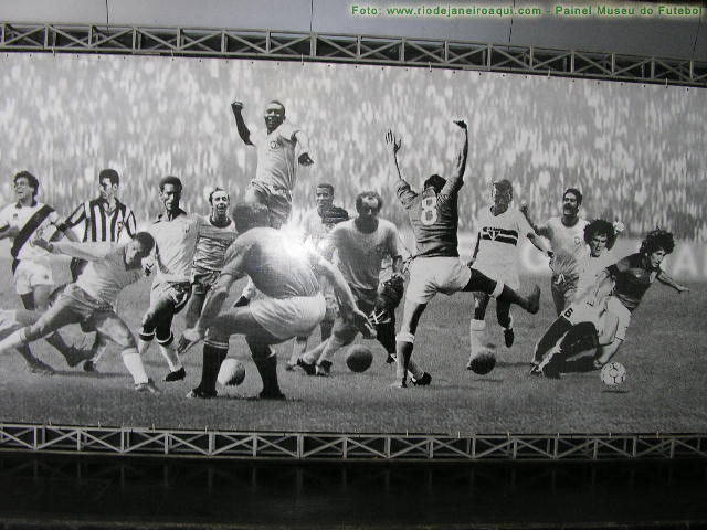 O painel de parede com fotografias mostra �dolos do futebol de diferentes �pocas e gera��es