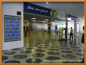 Hall de entrada e calçada da fama, no Maracanã