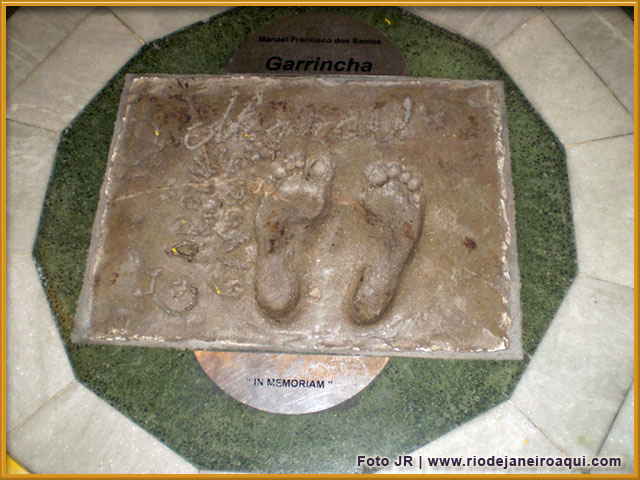 Molde dos pés de Garrincha na Calçada da Fama
