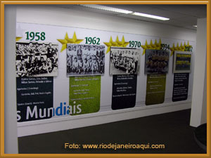 Fotos das Seleções Brasileiras que venceram Copas do Mundo no museu do futebol