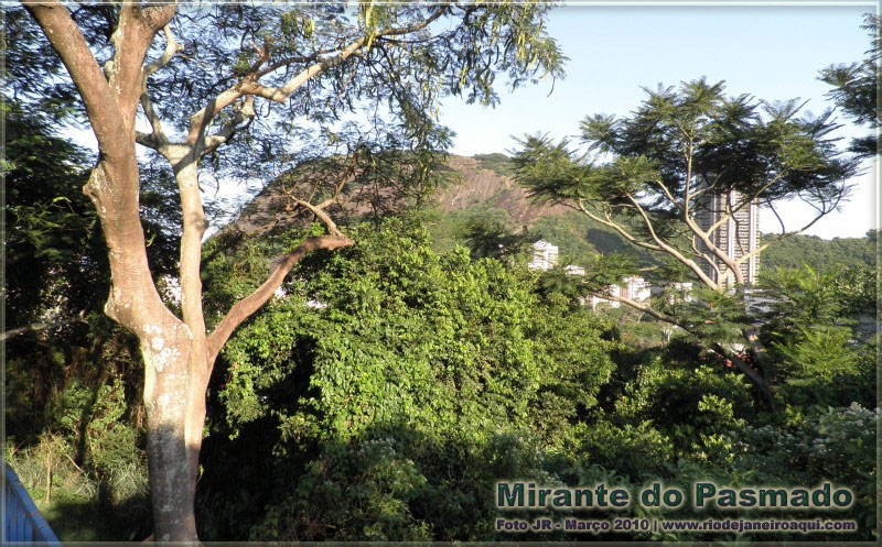 Vista da torre do Rio Sul e Morro da Babilônia, entre Botafogo e Copacabana.