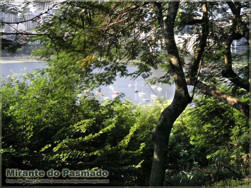 Barcos ancorados na enseada de Botafogo vistos do morro e mirante do pasmado