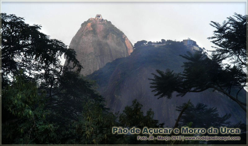 Pão de Açucar e Morro da Urca com as estações dos bondinhos no topo, vistos do Mirante do Morro do Pasmado
