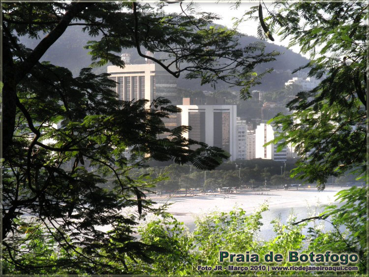 Orla de Botafogo cercada de edifícios e sua praia, ambos vistos do Morro do Pasmado