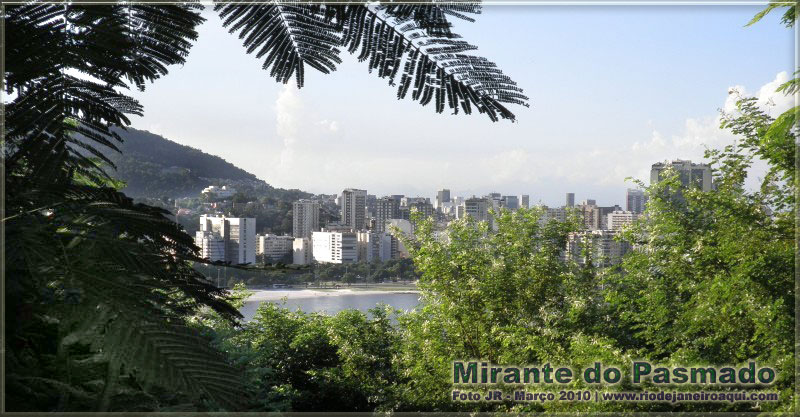 Botafogo com muitos prédios em contraste com a densa vegetação do Morro do Pasmado