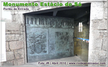 Portão de entrada do Monumento à Estácio de Sá com brasão e mapa de 1574 em alto relevo
