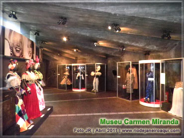 Exposição de vestimentas de Carmen Miranda