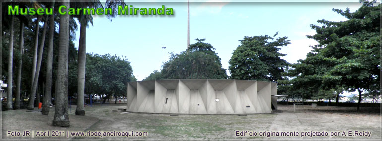 Museu Carmen Miranda em edificio projetado por Afonso E Reidy