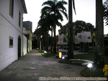 Museu Histórico Nacional | Calçada frontal com ala de palmeiras