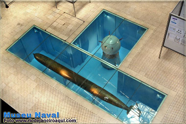 Mina explosiva anti submarino e torpedo em exposição no Museu Naval