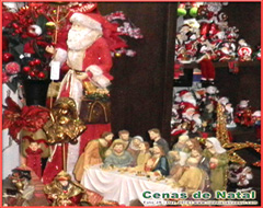 Bonecos de Papai Noel, pe�as de pres�pio e representa��o da santa ceia com pequenas pe�as, expostos em loja