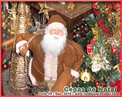 Boneco do Papai Noel e muitas peças de presépio e enfeites de natal