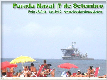 Navio de socorro submarino K-11 visto da praia de Copacabana - Parada naval